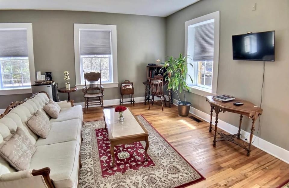 Brownstone Penthouse Suite Patio Walk to Downtown Apartment in Eureka Springs
