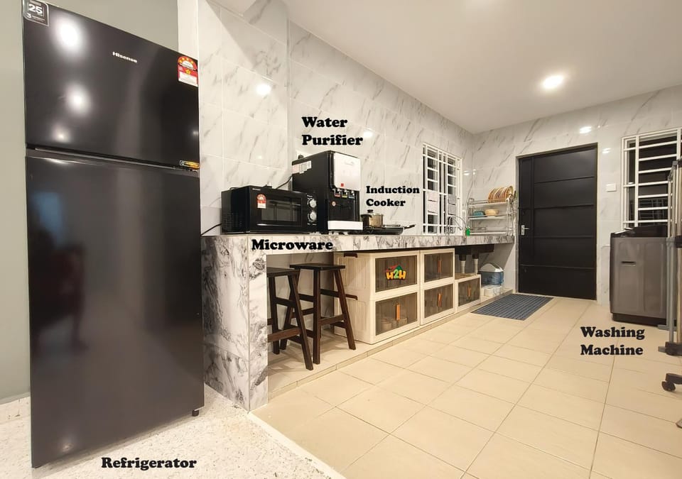 Kitchen or kitchenette, microwave, washing machine