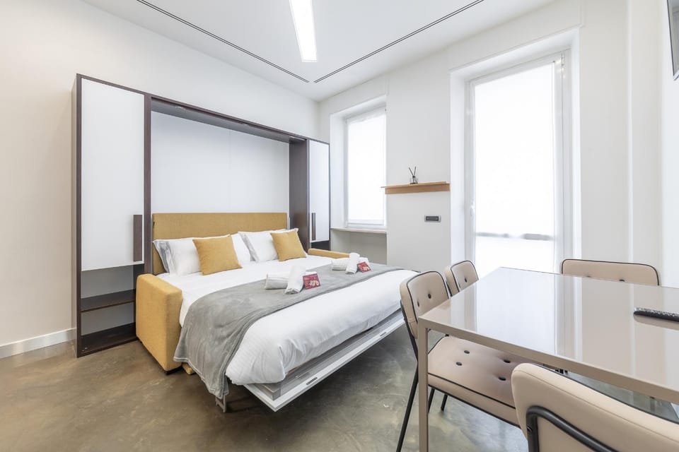 Bed, Living room, Seating area, Dining area, towels