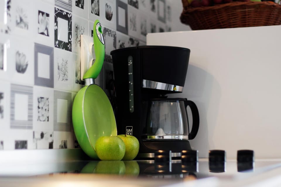 Coffee/tea facilities, Kitchen or kitchenette, Garden view