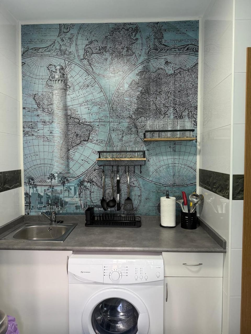 Kitchen or kitchenette, washing machine