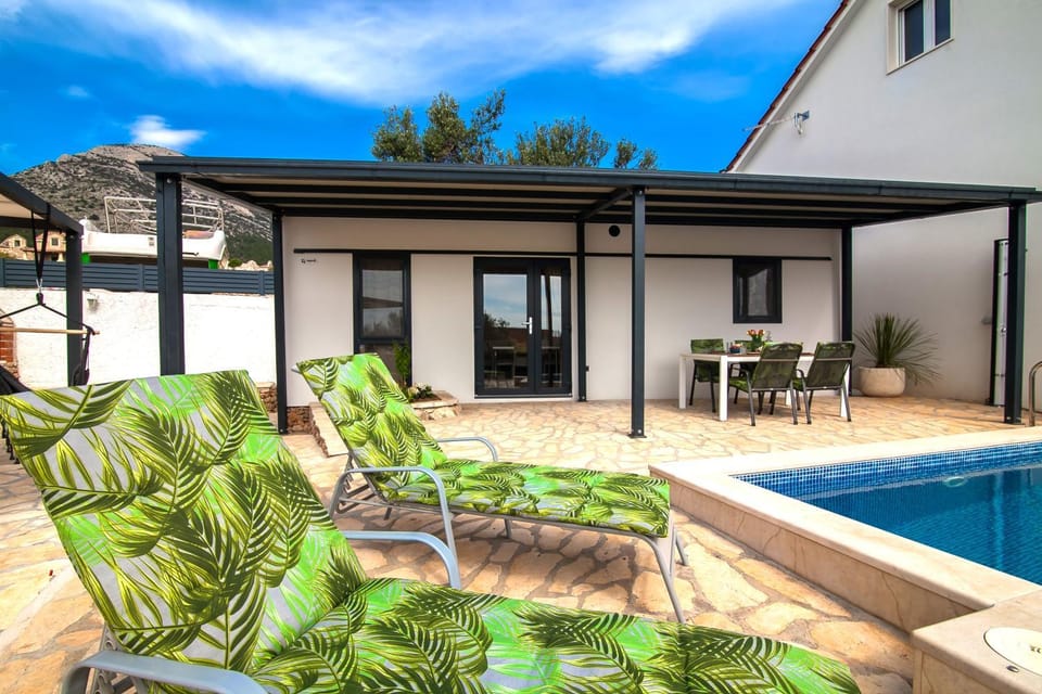 Property building, Patio, Swimming pool, sunbed