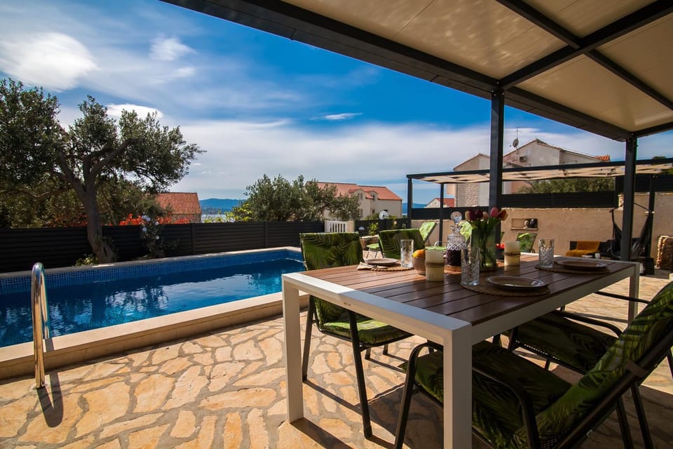 Day, View (from property/room), Dining area, Pool view, Swimming pool