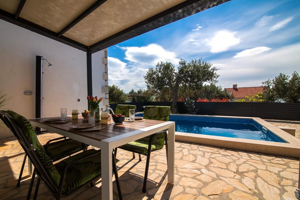Day, Dining area, Swimming pool