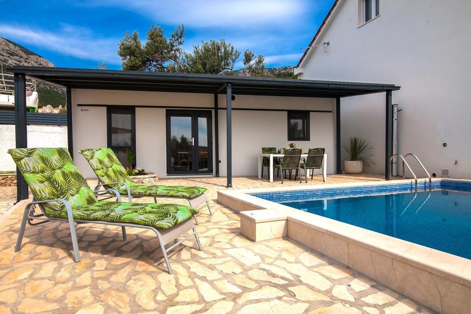 Property building, Swimming pool, sunbed