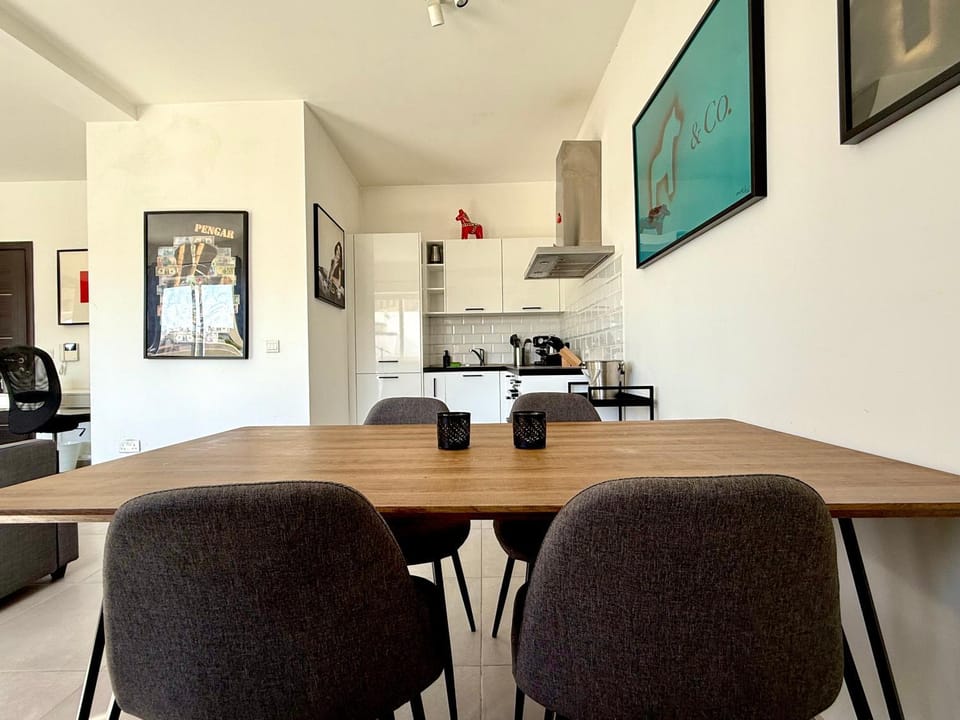 Kitchen or kitchenette, Seating area, Dining area, minibar, stove