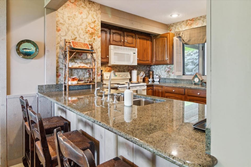 New- Resort villa- 2Bedroom 3Bath unit Golf Pools House in Michigan