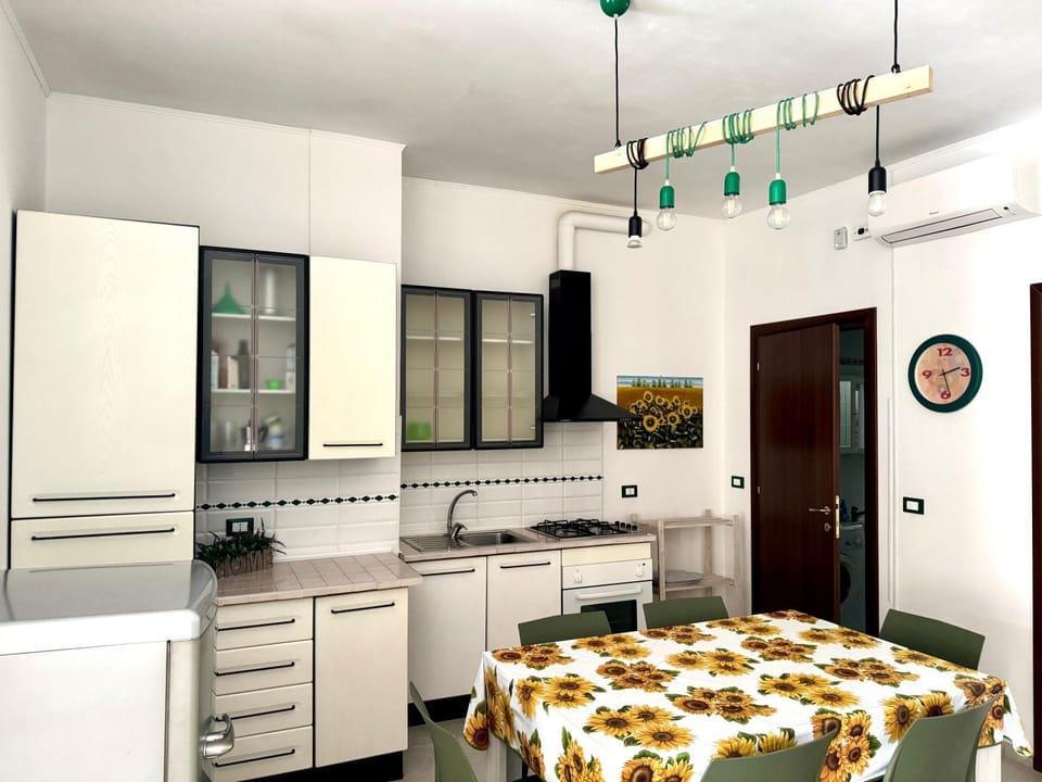Kitchen or kitchenette, Dining area, kitchen