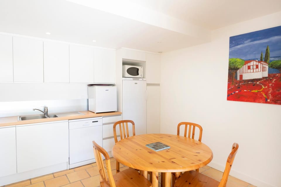 Property building, Kitchen or kitchenette, Living room
