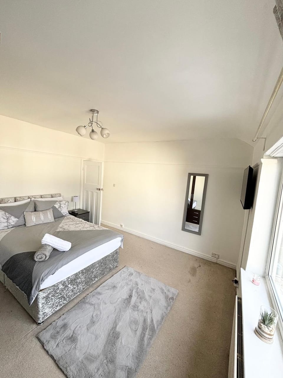 Bed, TV and multimedia, Photo of the whole room, Bedroom, towels