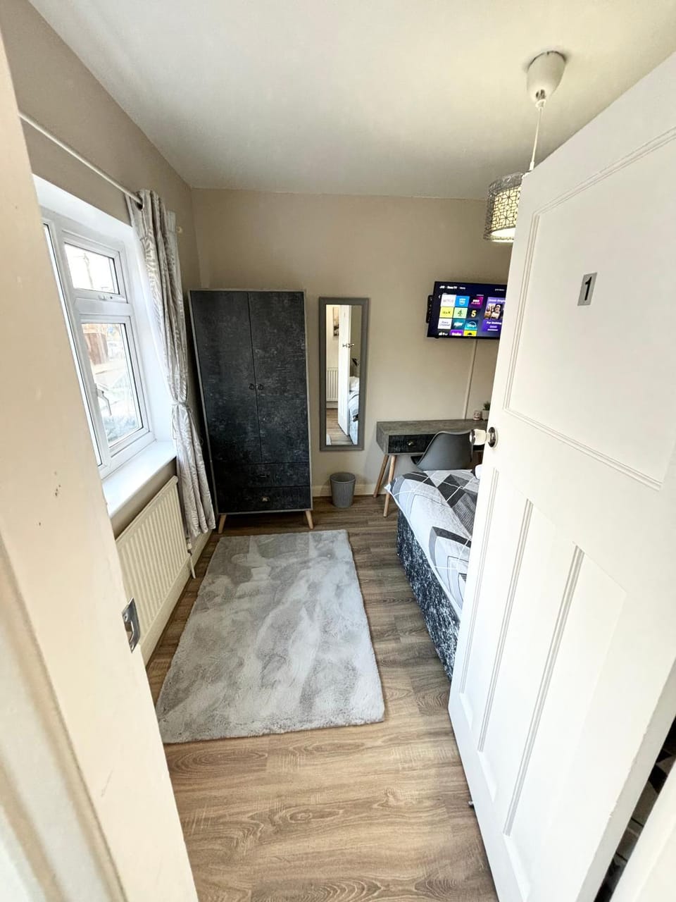 Bed, TV and multimedia, Photo of the whole room, Bedroom, wardrobe