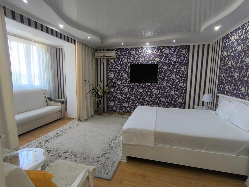 Bed, TV and multimedia, Bedroom