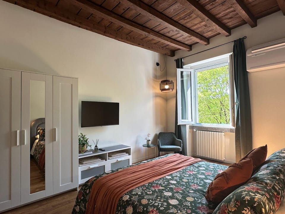 Bed, TV and multimedia, Photo of the whole room, Bedroom