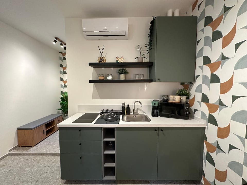 Kitchen or kitchenette, microwave, stove
