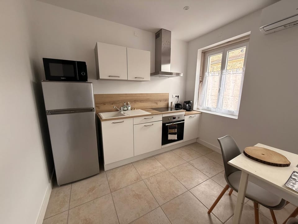 Kitchen or kitchenette, Dining area, stove