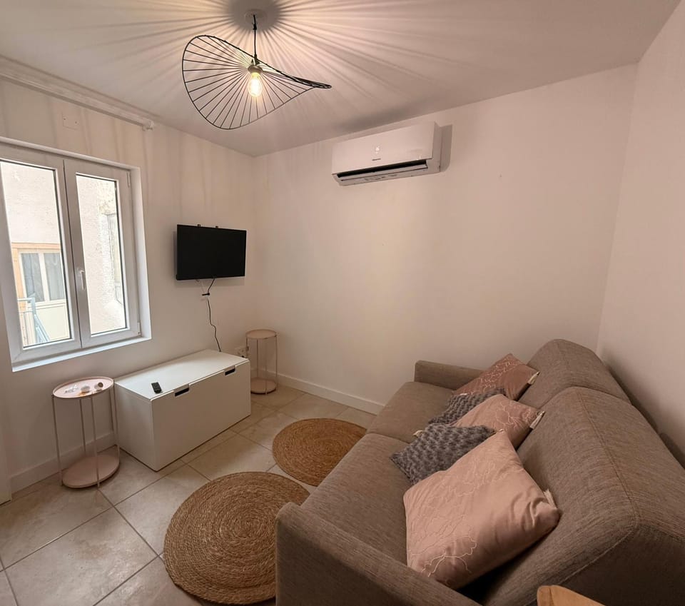 Bed, TV and multimedia, Living room, Seating area, Bedroom, air conditioner