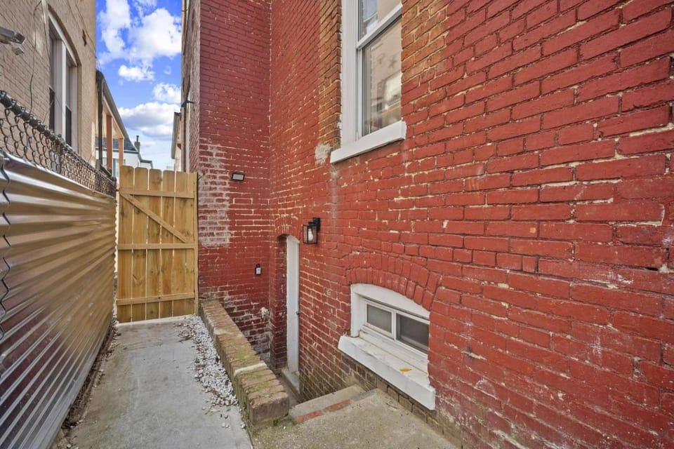 Lower guest suite near Howard University in NW DC Apartment in District of Columbia