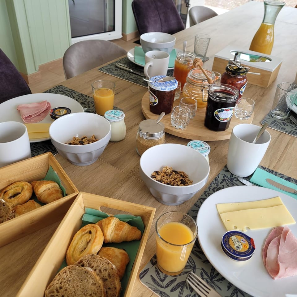Property building, Food and drinks, Food, Breakfast, Continental breakfast