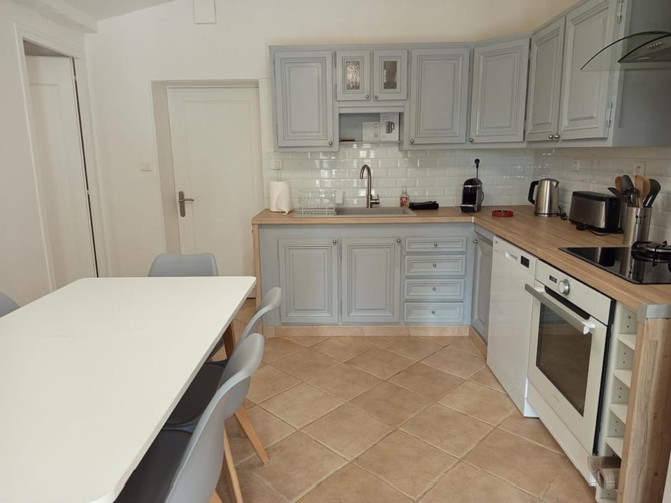 Coffee/tea facilities, Dining area, dishwasher, oven, stove, toaster