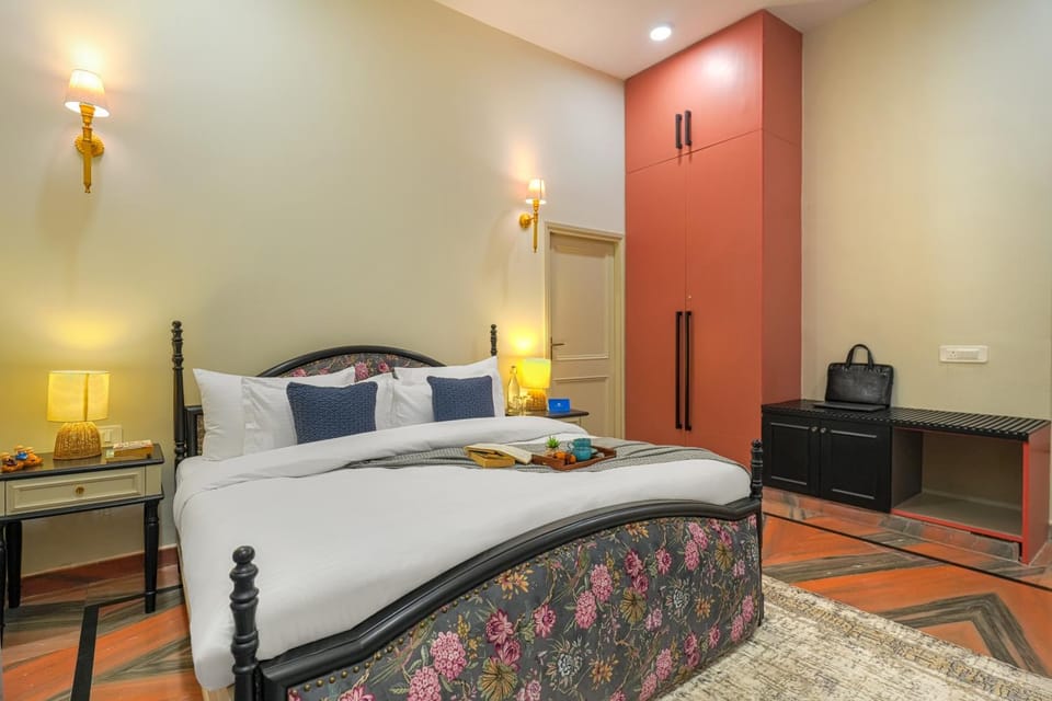 Bed, Living room, Photo of the whole room, Seating area, Bedroom