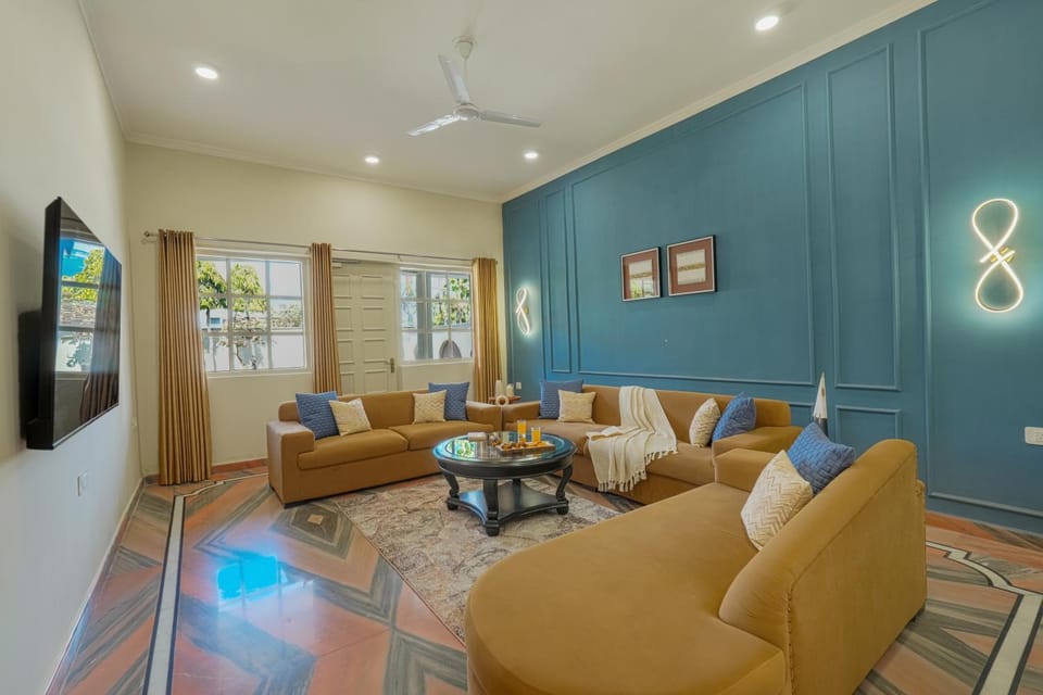 Communal lounge/ TV room, TV and multimedia, Living room, Seating area, Evening entertainment