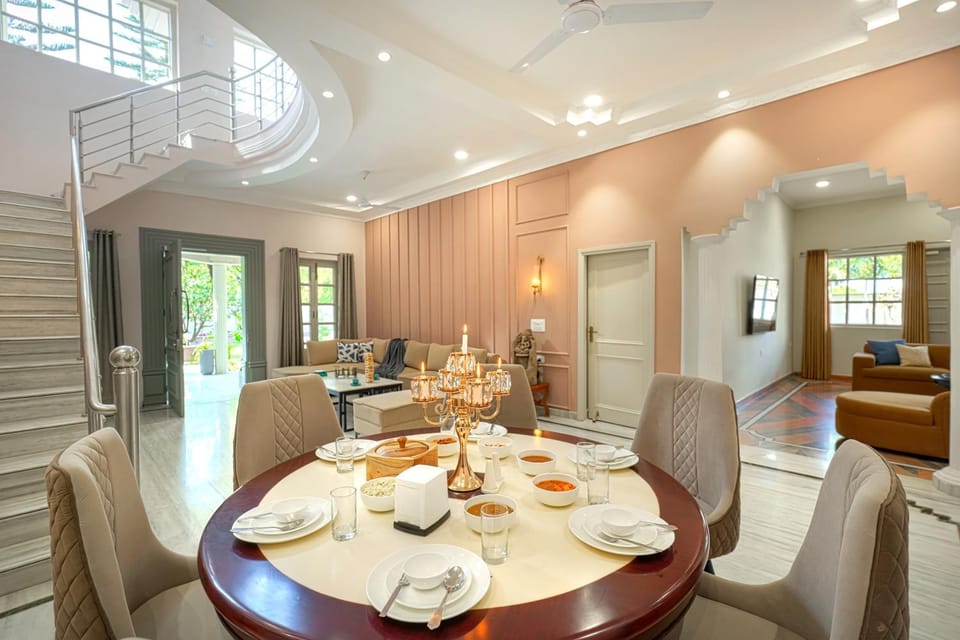 Living room, Food and drinks, Seating area, Dining area, Food, Drinks