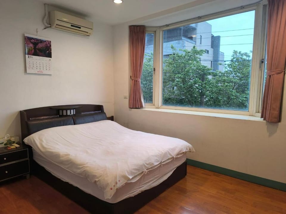 Bed, Photo of the whole room, Bedroom, air conditioner