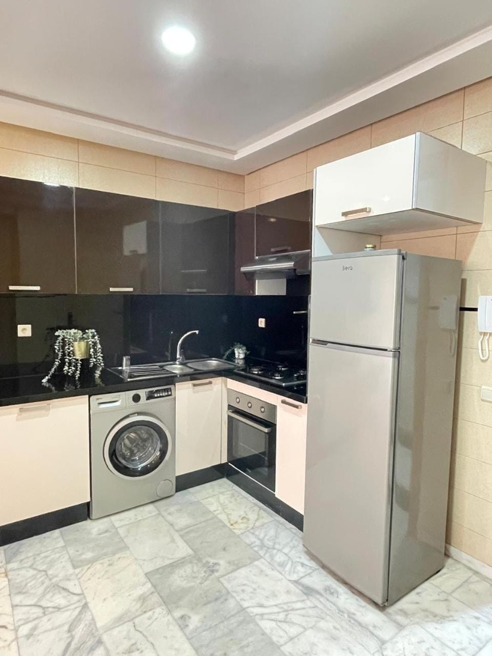 Kitchen or kitchenette, minibar, oven, stove, washing machine
