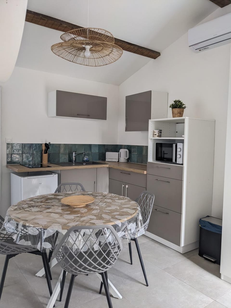 Kitchen or kitchenette, Dining area