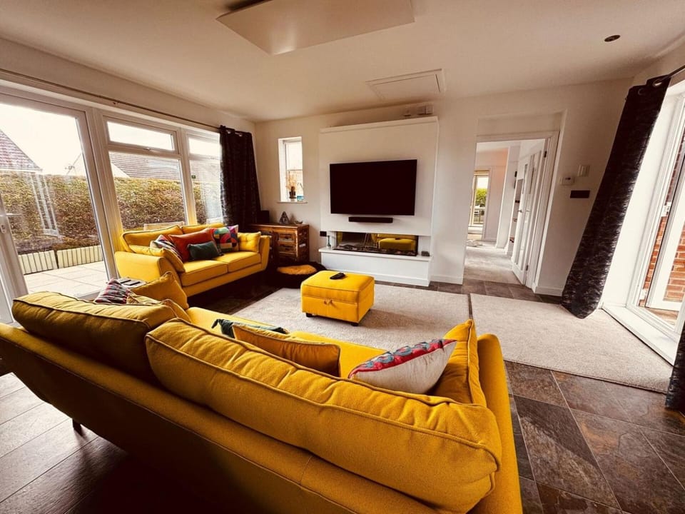 Rosedene | Modern Family Bungalow | Hot Tub House in Lowestoft