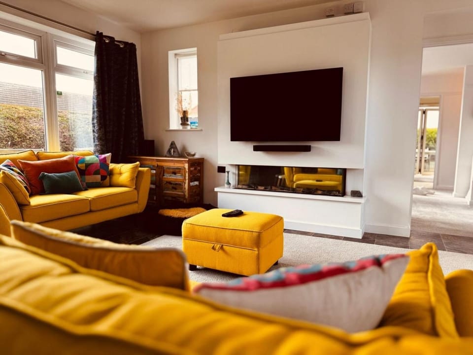 Rosedene | Modern Family Bungalow | Hot Tub House in Lowestoft