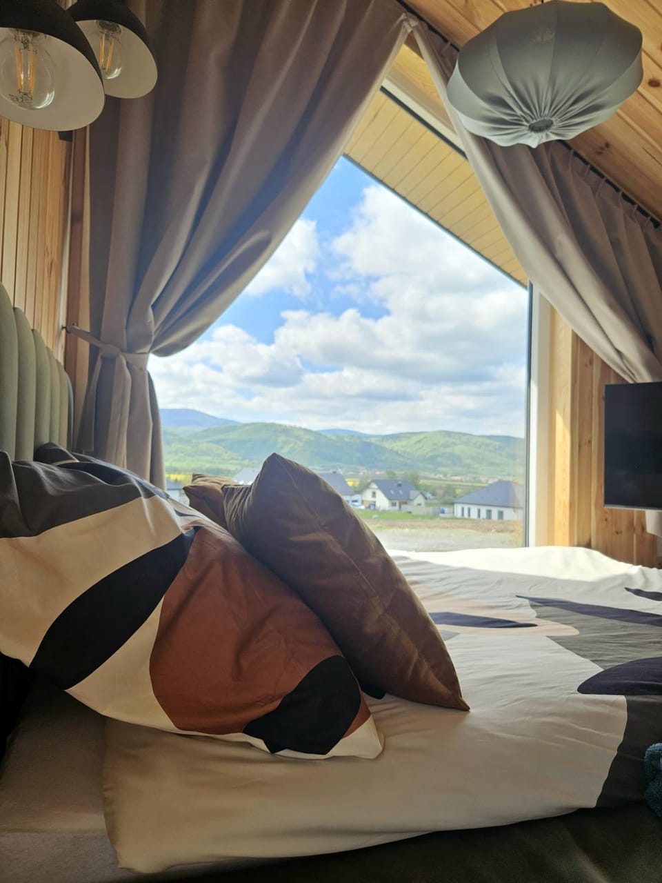 Bed, Natural landscape, TV and multimedia, Photo of the whole room, Seating area, Bedroom, Mountain view