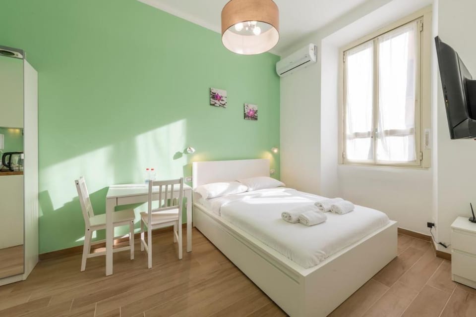 Communal lounge/ TV room, Bed, Photo of the whole room, Bedroom, towels, air conditioner