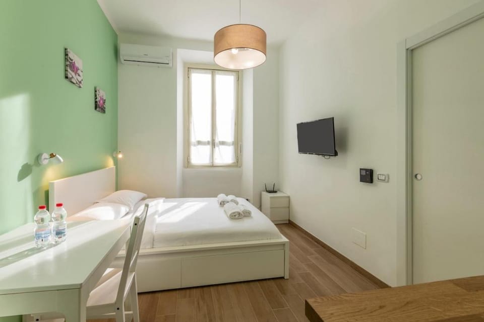 Bed, TV and multimedia, Bedroom