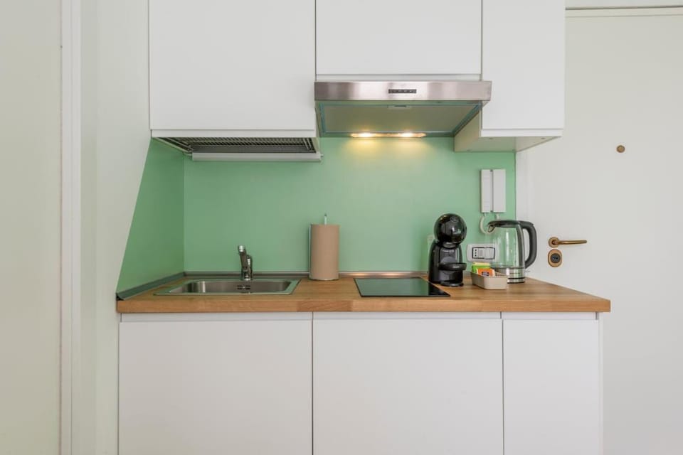Coffee/tea facilities, Kitchen or kitchenette, stove