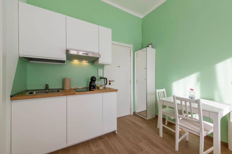 Coffee/tea facilities, Kitchen or kitchenette, Dining area, stove, wardrobe