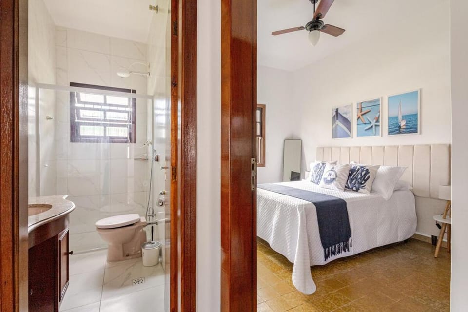 Shower, Toilet, Bed, Bathroom, Photo of the whole room, Bedroom, towels