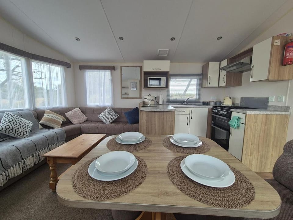 Coffee/tea facilities, Kitchen or kitchenette, Living room, Seating area, Dining area, oven, pet friendly, stove
