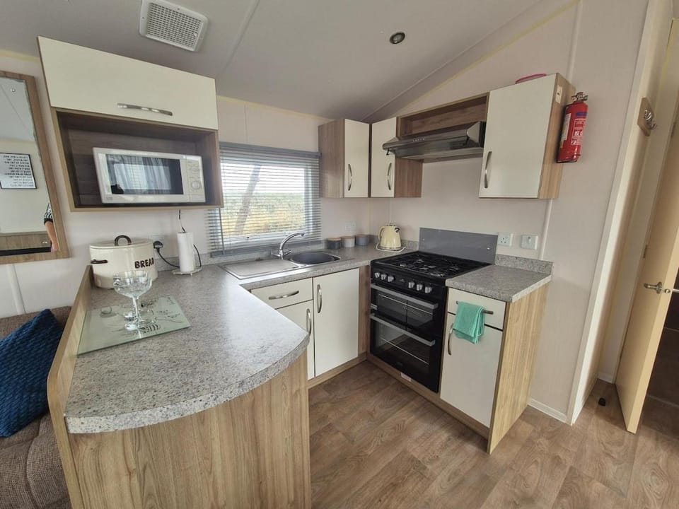 Kitchen or kitchenette, oven, stove