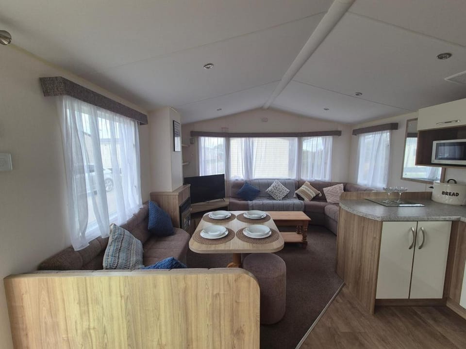 Kitchen or kitchenette, Living room, Seating area, Dining area, pet friendly