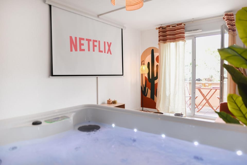 Hot Tub, TV and multimedia