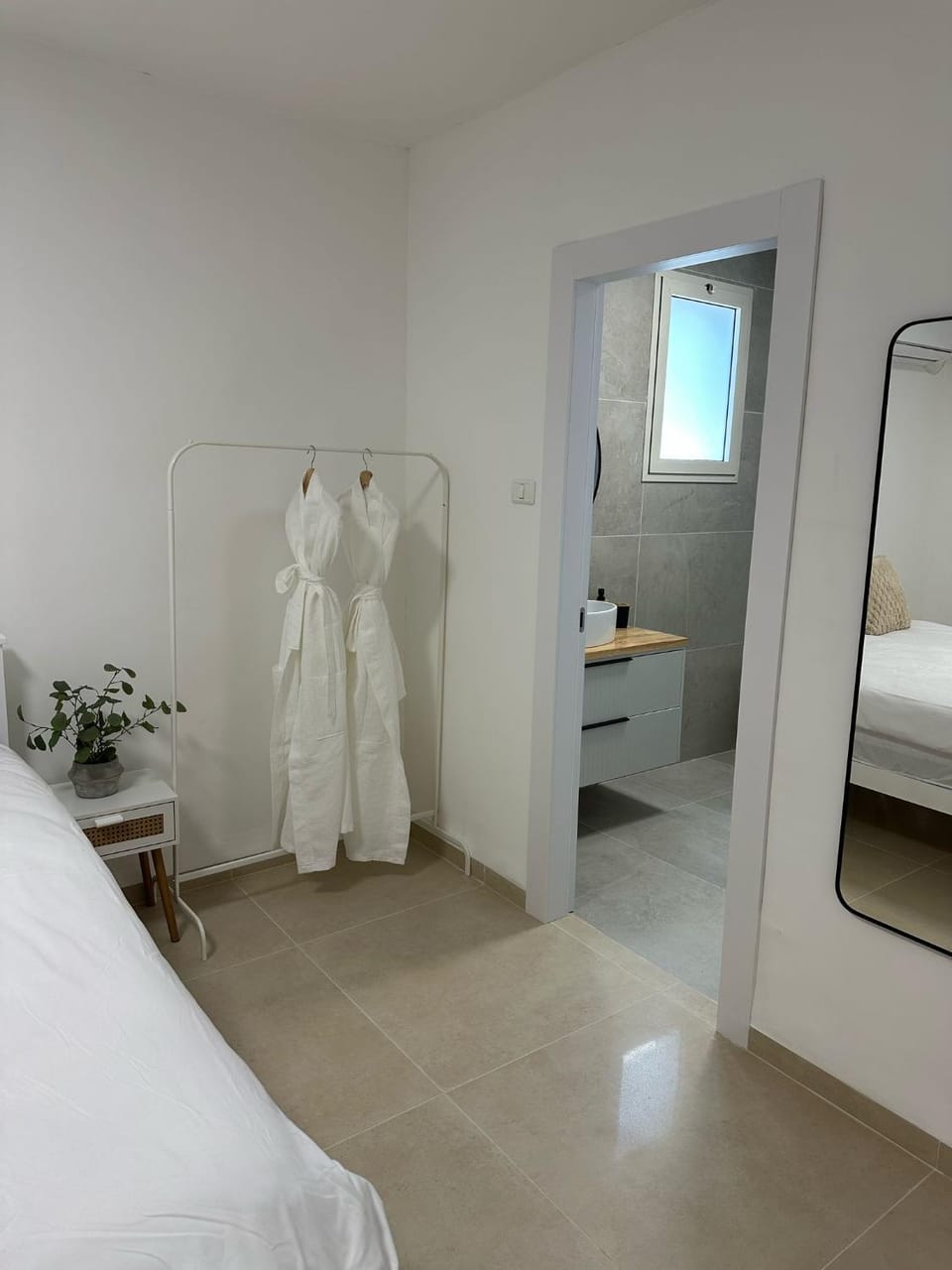 Bed, Bathroom, Photo of the whole room, Bedroom, towels