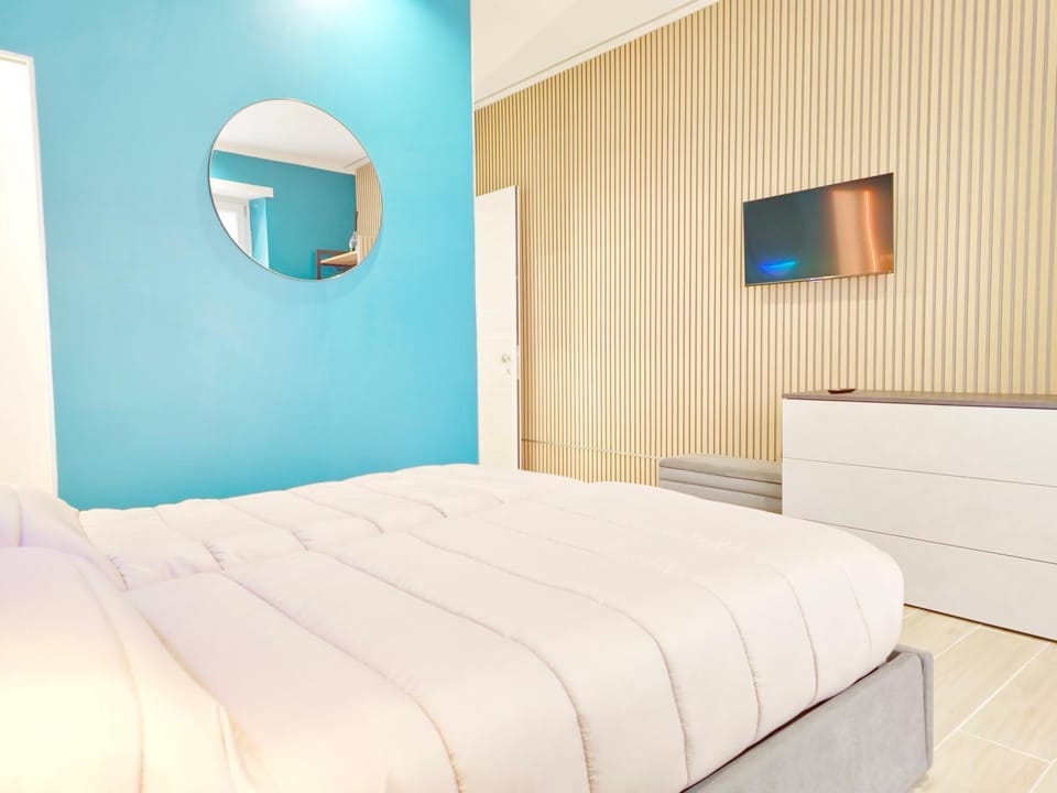 Bed, TV and multimedia, Photo of the whole room, Bedroom