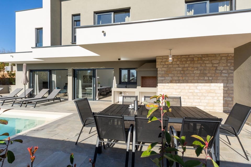 Property building, Balcony/Terrace, Seating area