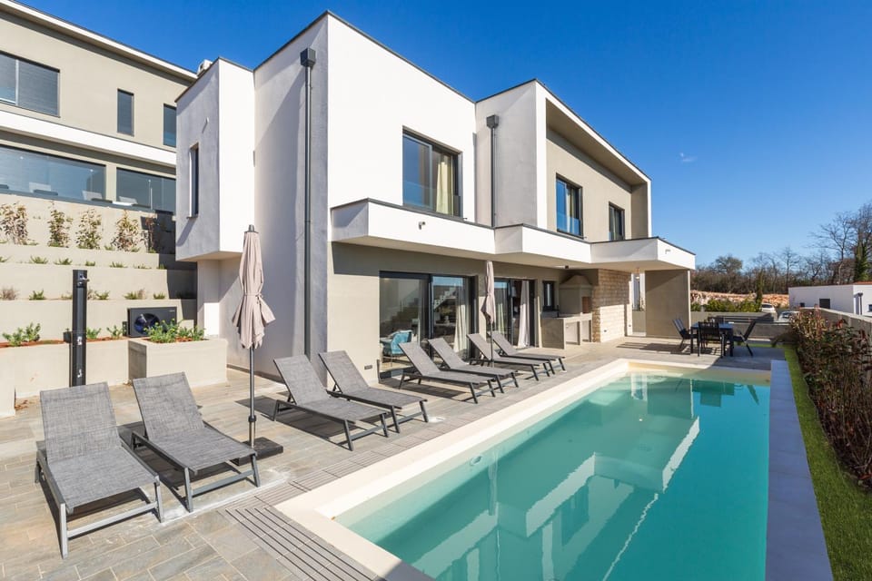Property building, Day, Pool view, Swimming pool, sunbed
