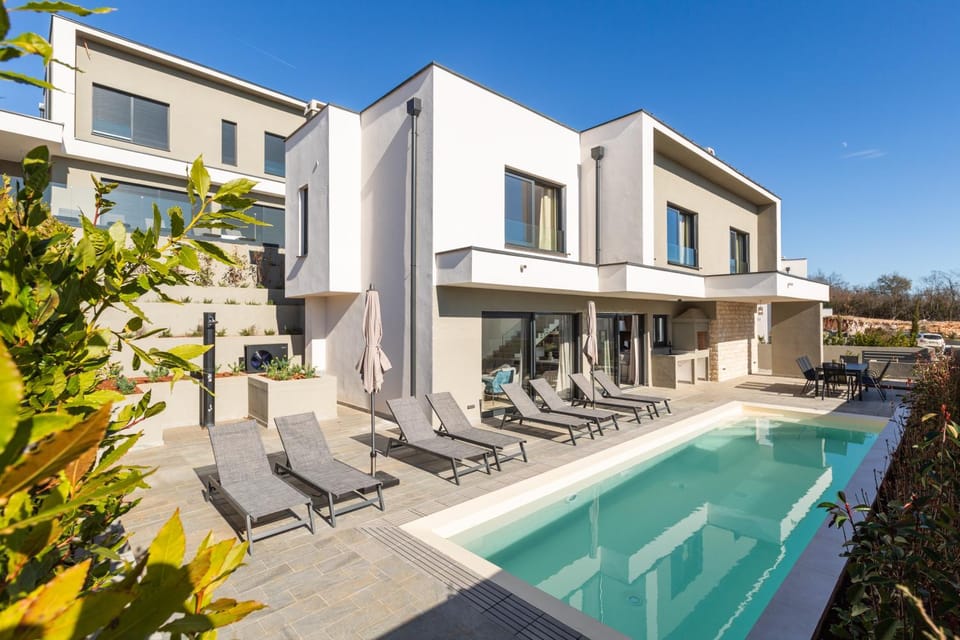 Property building, Pool view