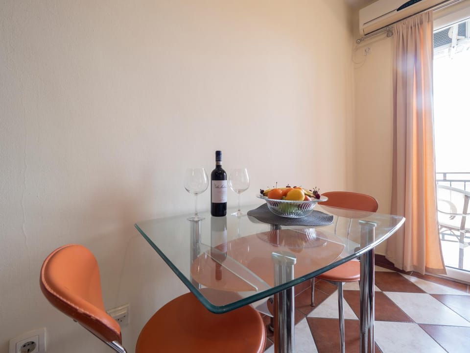 Food and drinks, Dining area