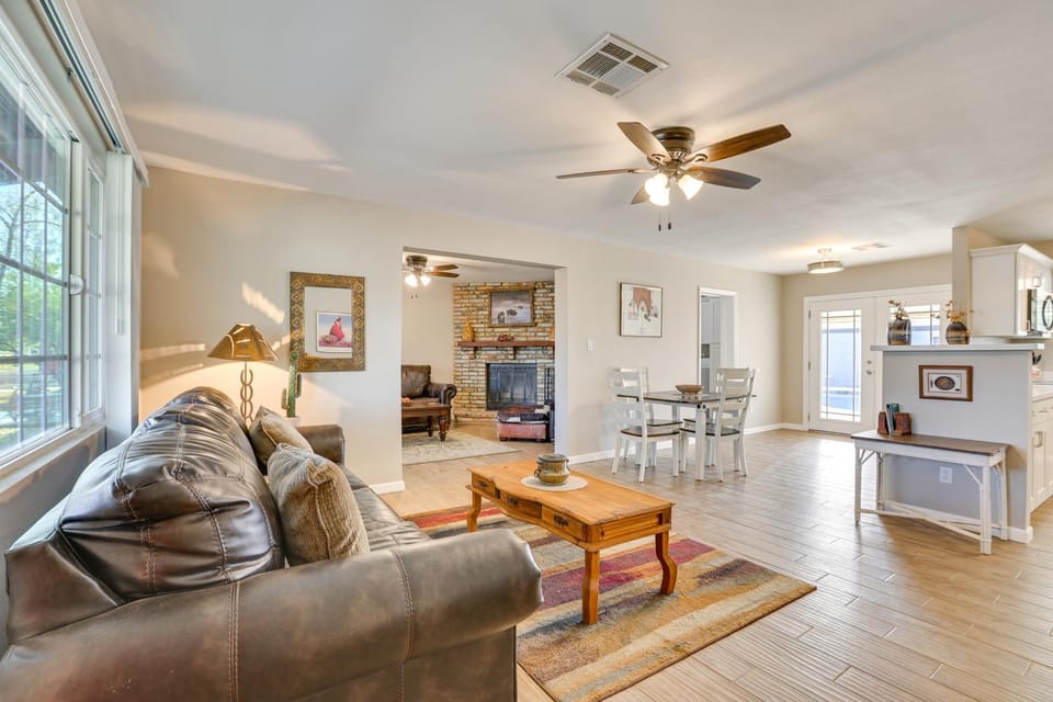Centrally Located Oasis 1 Mi to Shadow Mountain! House in Phoenix