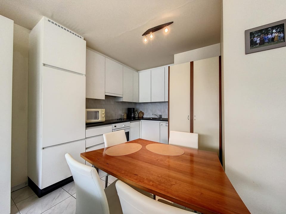 Kitchen or kitchenette, Dining area, dishwasher, oven, stove