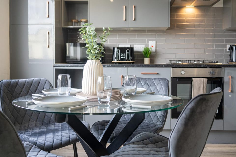 Coffee/tea facilities, Kitchen or kitchenette, Seating area, Dining area, oven, stove